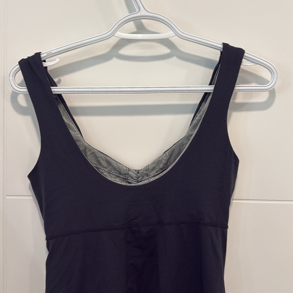 🏴 Lululemon Black Women's Top with built in bra size 6 - Picture 6 of 8